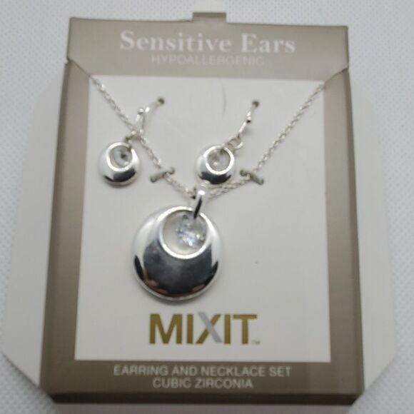 NWT Mixit Silver Necklace & Earrings Set - Picture 2 of 2